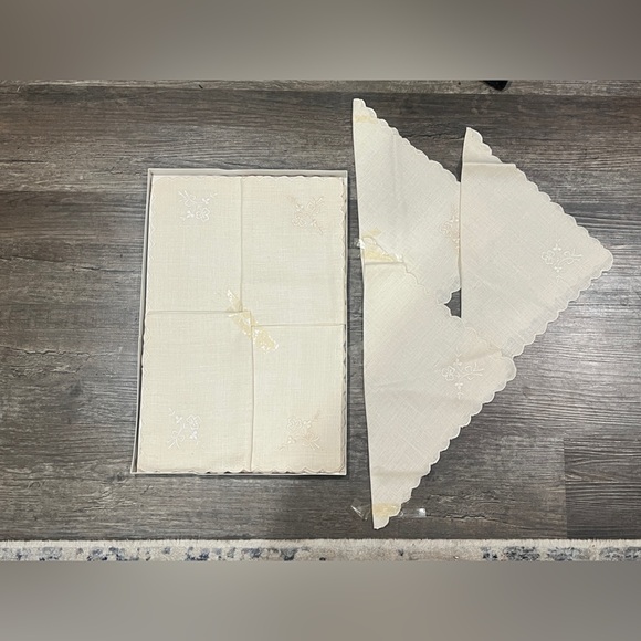 Box of Vintage Cloth Napkins - Picture 1 of 4